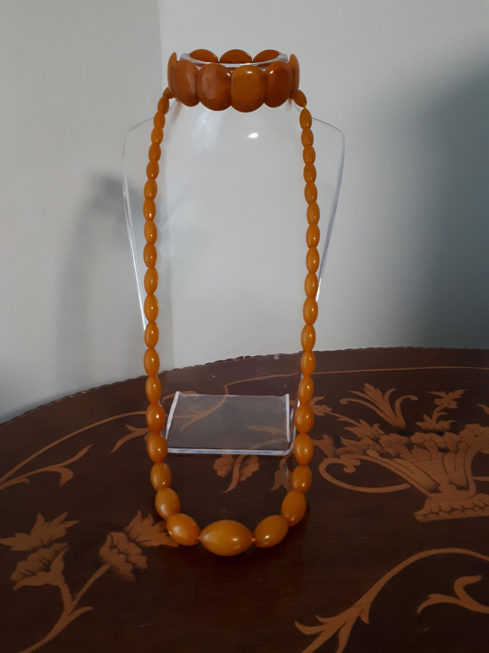 Vintage Bakelite Necklace and Bracelet: Title: Vintage Bakelite Necklace and Bracelet Weight: 49,5 gr Dimensions: N 60 cm Reserve: $110.00 Shipping: Domestic: Flat-rate of $20.00 to anywhere within the contiguous U.S. International: Forei