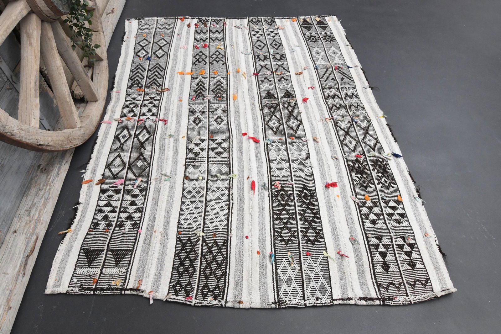 5x6 ENTRYWAY TURKISH, Antique Rug: Title: 5x6 ENTRYWAY TURKISH, Antique Rug Date/Period: 1960 - 1970 Origin: Turkey Dimension: 4.8 x 6.4 feet ▕ 145x194=281 cm2 Materials: Wool and Cotton Provenance: This one-of-a-kind Vintage Fla