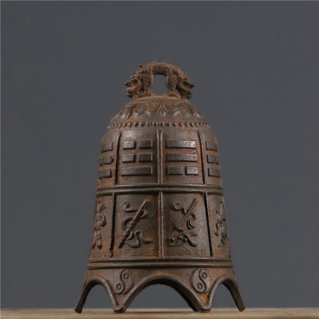 Tibetan temple iron bell - auspicious gossip illustration: Title: Tibetan temple iron bell - auspicious gossip illustration Origin: Asian private collection Period: 19th Medium: Iron Description: Size: about 21x14x14 cm An iron bell from a Tibetan temple with