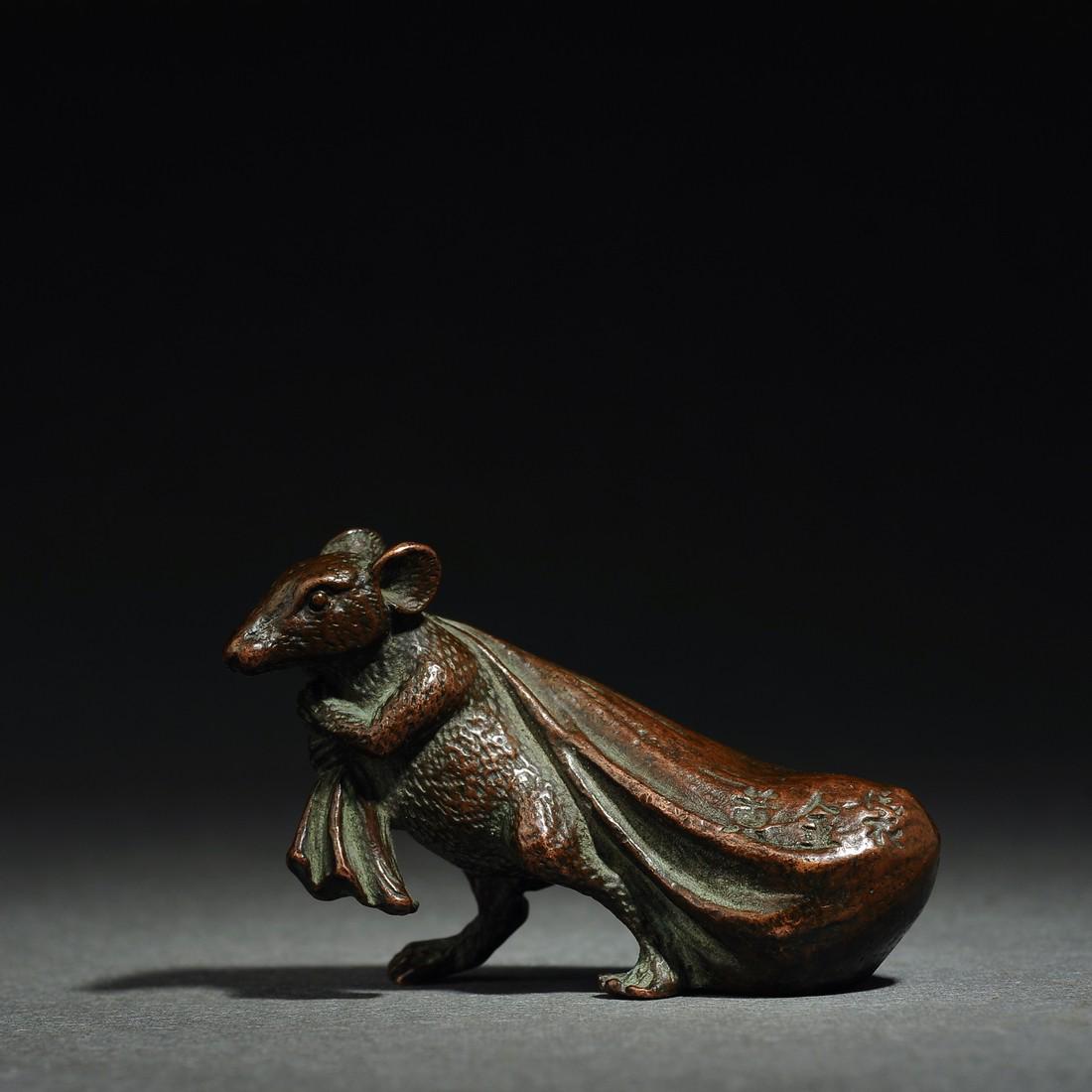 Japanese Showa period bronze mouse sculpture: Title: Japanese Showa period bronze mouse sculpture Origin: Asian private collection Period: 20th Medium: bronze Description: Size: about 6x2x4 cm, cute Japanese Meiji period hand-carved mouse sculptu