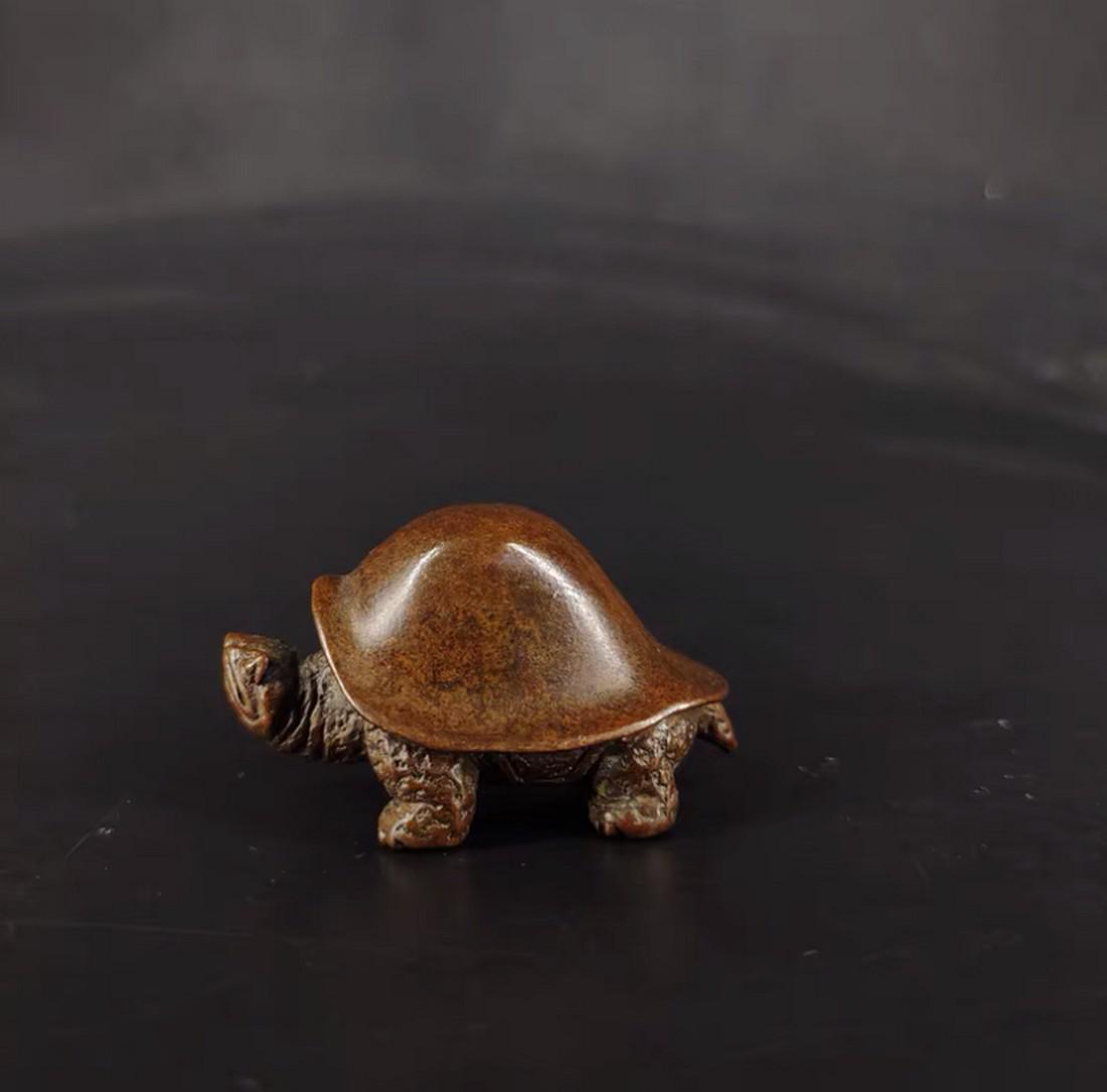 Japanese Showa period bronze turtle sculpture: Title: Japanese Showa period bronze turtle sculpture Origin: Asian private collection Period: 20th Medium: bronze Description: Size: about 5x4x3 cm, exquisite Japanese bronze sculpture, handcrafted. D