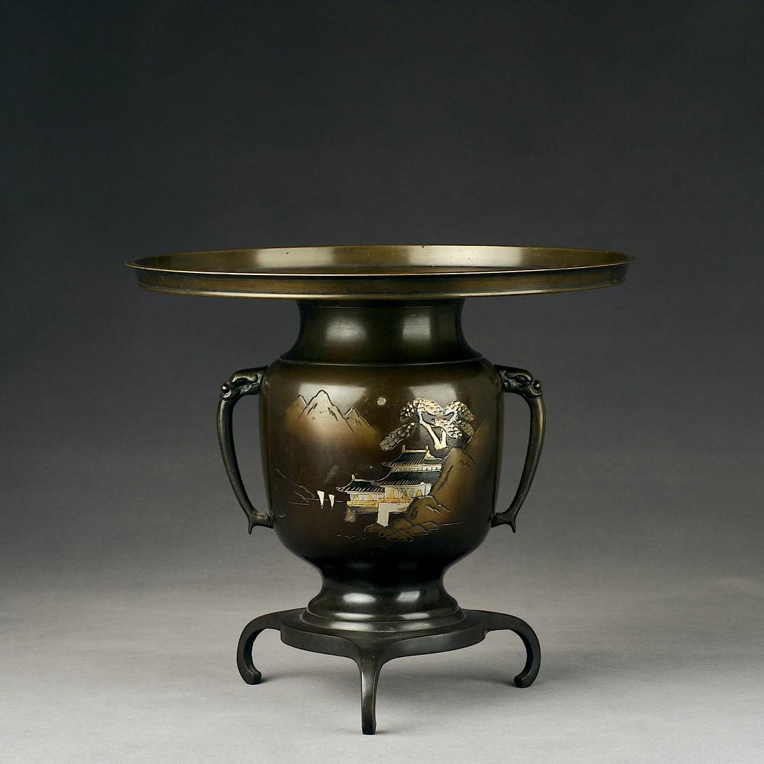 Japanese Meiji period silver inlaid bronze vase - flower vessel: Title: Japanese Meiji period silver inlaid bronze vase - flower vessel Origin: Asian private collection Period: 20th Medium: bronze Description: Size: about 30x30x26 cm, exquisite antique Japanese han