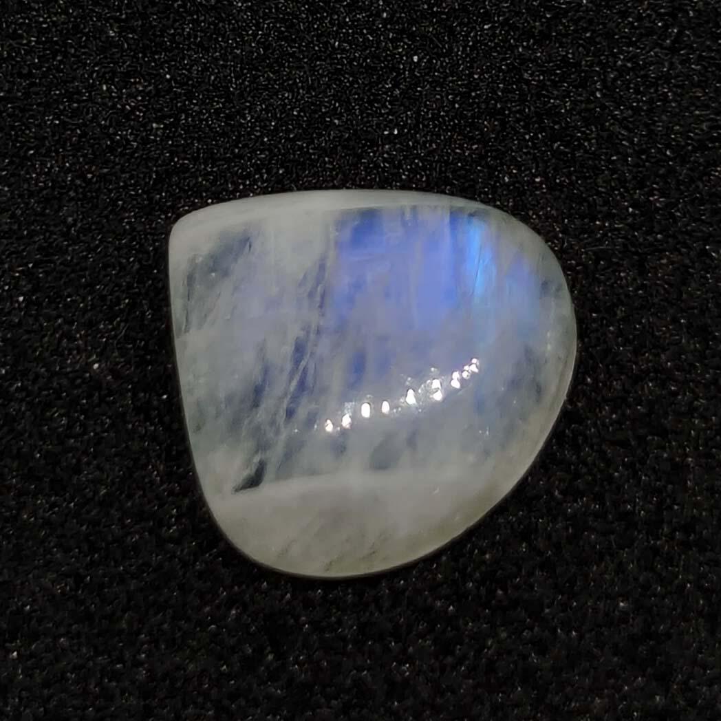 4.15 ct Natural White Rainbow Moonstone: No Reserve! Title: 4.15 ct Natural White Rainbow Moonstone Description: Gemstones: Rainbow Moonstone Carat Weights: 4.15 ct Size/Dimensions:11 X 11 X 4.5 mm Origin : India Gemstone: Moonstone Shippin