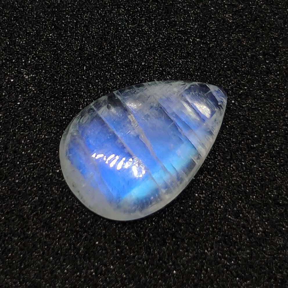 2.45 ct Natural White Rainbow Moonstone: No Reserve! Title: 2.45 ct Natural White Rainbow Moonstone Description: Gemstones: Rainbow Moonstone Carat Weights: 2.45 ct Size/Dimensions:12 X 8 X 3.5 mm Origin : India Gemstone: Moonstone Shipping