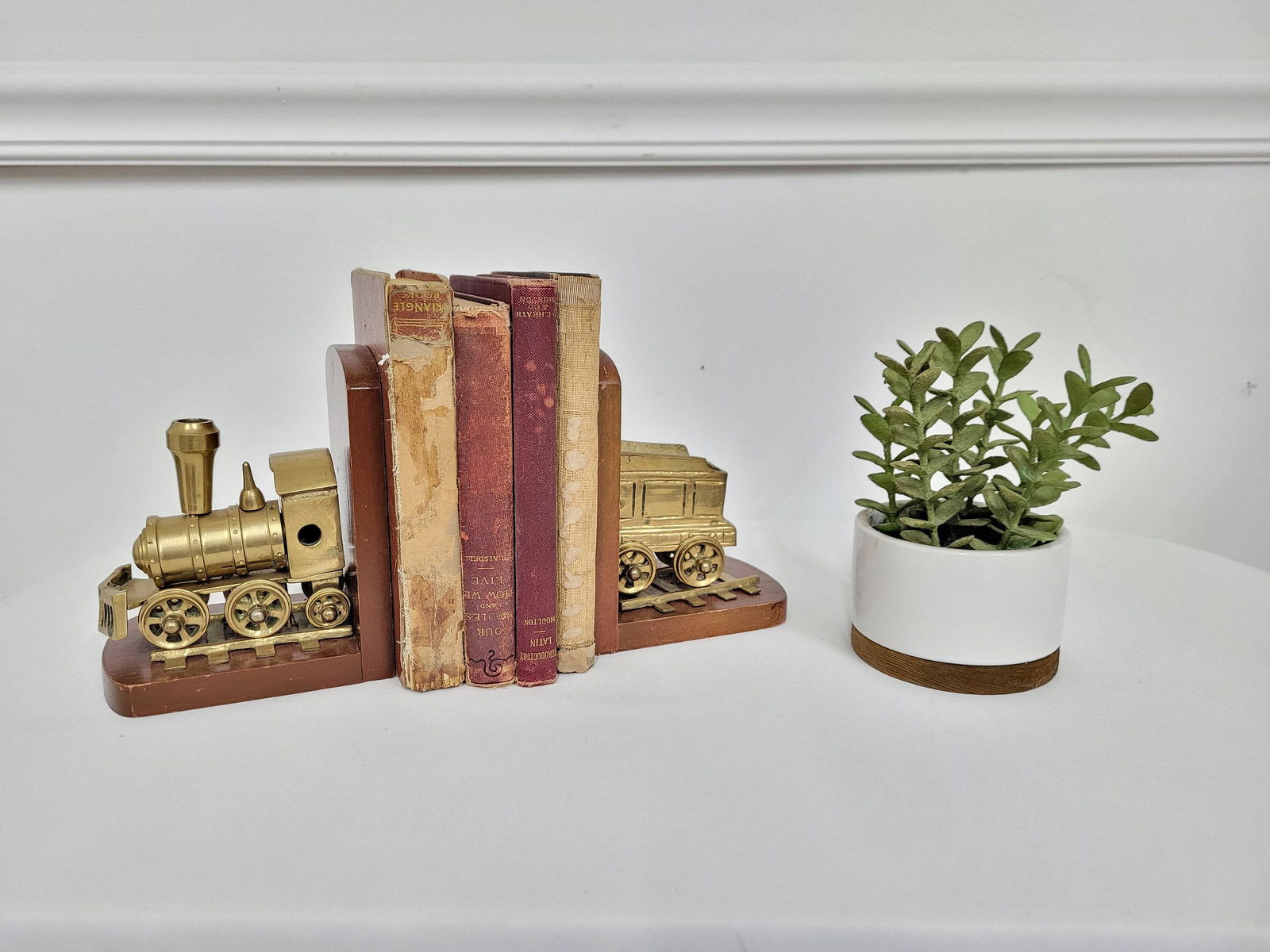 Vintage Enesco Brass and Wood Train Bookends Engine Coal Car Train Track Railroad Decor office Book: Vintage from the 1980s Materials: brass, metal, wood Width: 5 inches Height: 6 inches Depth: 4 inches Description Vintage Enesco Brass and Wood Train Bookends Engine Coal Car Train Track Railroad Deco
