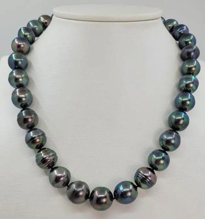 12x15mm Rare Large Rainbow Peacock Tahitian Pearls - 14 kt. White gold - Necklace: Title: 12x15mm Rare Large Rainbow Peacock Tahitian Pearls - 14 kt. White gold - Necklace Description: A luxury pearl necklace, made with drop shaped Tahitian pearls, and completed with a solid invisib