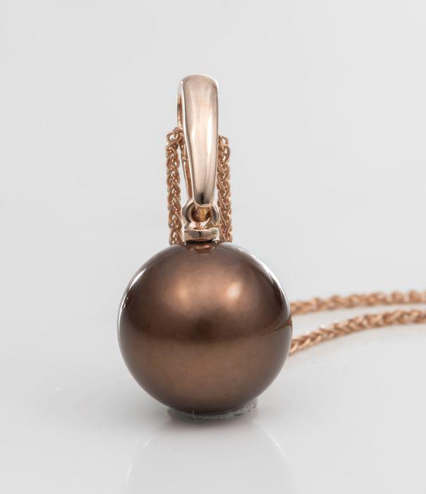 11.5mm Round Chocolate Tahitian Pearl - 14 kt. Pink gold - Necklace with pendant: Title: 11.5mm Round Chocolate Tahitian Pearl - 14 kt. Pink gold - Necklace with pendant Description: Emerging from the tropical lagoons of French Polynesia, this pearl has a beautiful chocolate brown 