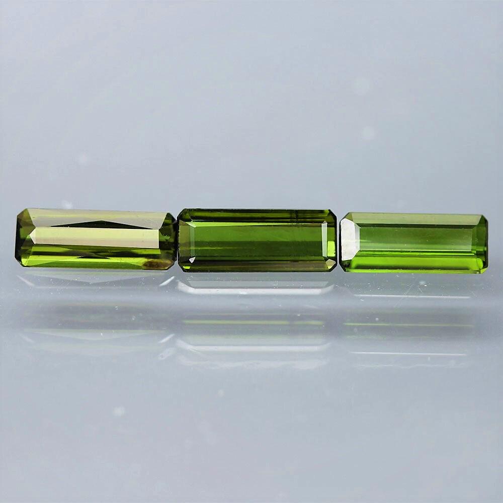 Lot of 3 Natural Eye Clean Green Tourmaline Baguette Shape Unheated: Title: Lot of 3 Natural Eye Clean Green Tourmaline Baguette Shape Unheated Gemstones: Tourmaline Carat Weight: 2,83 Size/Dimensions: 10 x 3,7 x 2,5 mm approx. Additional Information: Specie: Natural T