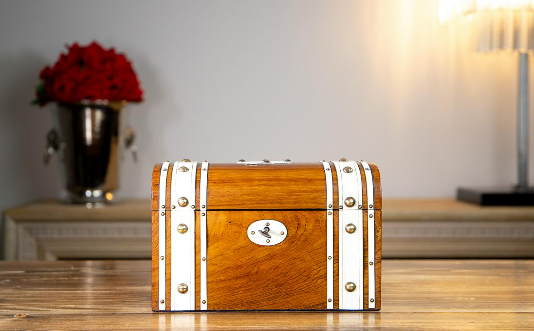 Light Rosewood French Tea Caddy 1890: Here we have a tea caddy made from a usually lighter form of rosewood banded in bone. It’s French made in a decent original throughout. It dates to the late Victorian period of 1890 and comes wi