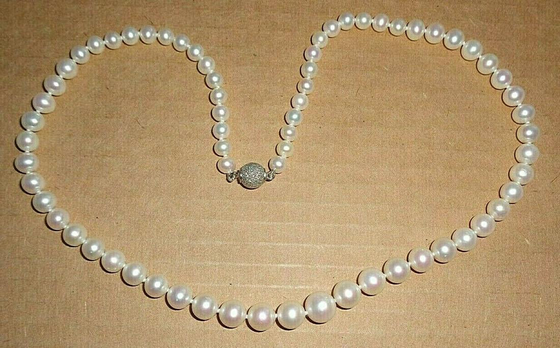 fine vintage cultured pearl necklace with silver clasp: Fine vintage cultured pearl necklace with silver clasp. High grade salt cultured pearls with ideal roundness and smooth surfaces. Sizes of pearls range 6mm to 9mm. Sterling silver magnetic clasp. Neck