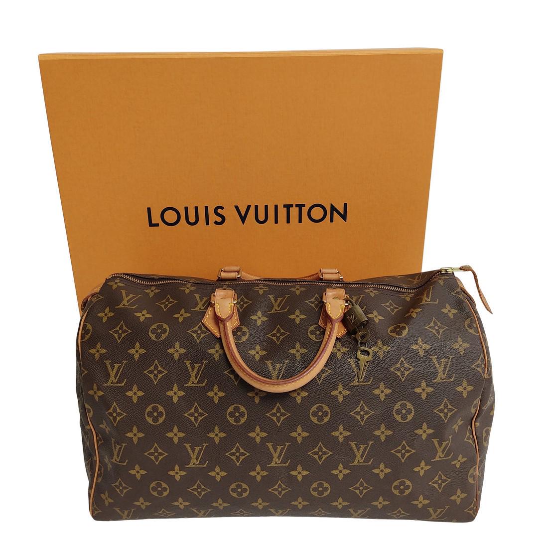 LOUIS VUITTON "Speedy 40" Monogram bag in coated canvas: Title: LOUIS VUITTON "Speedy 40" Monogram bag in coated canvas Material: Coated canvas Size/Dimensions: Length 40 cm, Height 25 cm, Depth 18 cm Description: (4678/B). Speedy 40 Monogram bag MADE IN: F