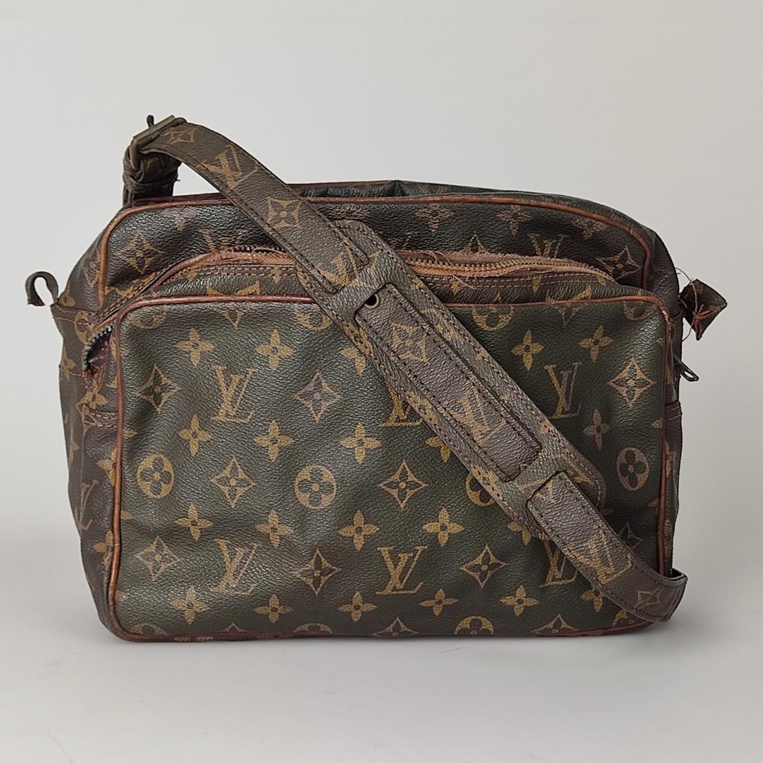LOUIS VUITTON "Nile" shoulder bag: Title: LOUIS VUITTON "Nile" shoulder bag Material: Coated canvas Size/Dimensions: Length 25 cm, Height 19 cm, Depth 9 cm Description: (4653BN). "Nile" shoulder bag Unisex shoulder bag to be restored. 