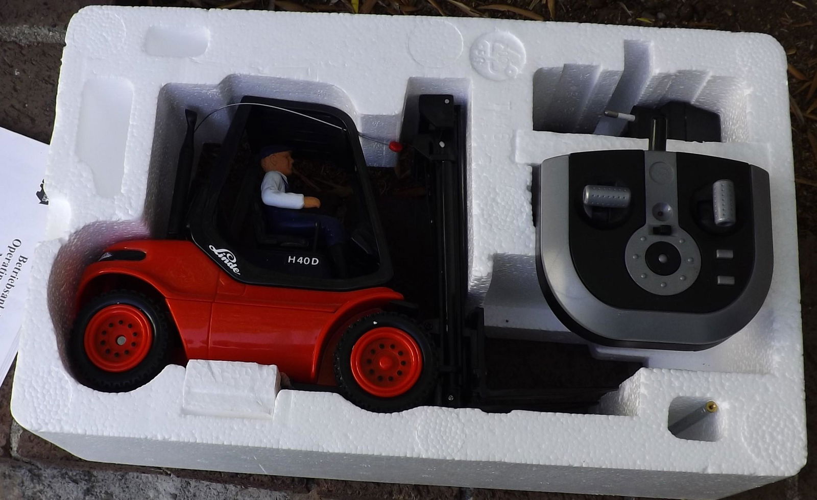 Dickie-Schuco BO / RC forklift, Made in Germany, c10 in c10 box.: Dickie-Schuco BO / RC forklift, Made in Germany, c10 in c10 box. Reserve: $60.00 Shipping: Domestic: Flat-rate of $25.00 to anywhere within the contiguous U.S. International: Flat-rate of $51.00 to an