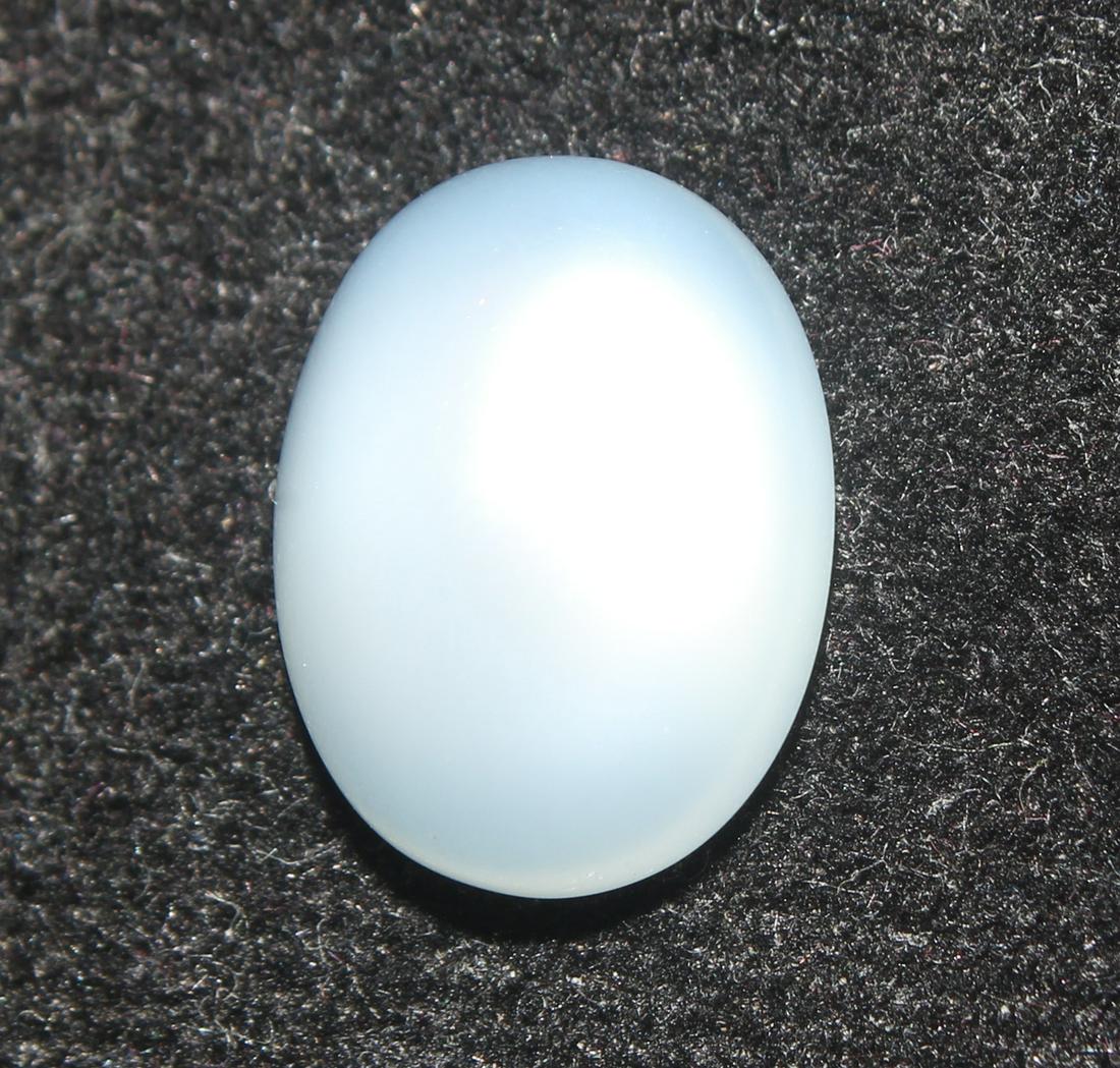 5.56 cts Natrual Moonstone: No Reserve! Title: 5.56 cts Natrual Moonstone Additional Information: Gemstone : Natural Moonstone Shape : Oval Cabochan Weight : 5.56 Carats Measurements : 12.50x9.50x6.35 mm Color : White Transpranc