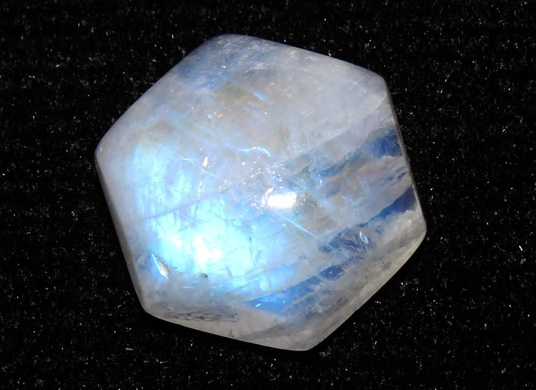 4.36 cts Natural Rainbow Moonstone: No Reserve! Title: 4.36 cts Natural Rainbow Moonstone Additional Information: Gemstone : Natural Rainbow Moonstone Shape and cut : Hexagon cabochon Weight : 4.36 carats Measurements : 10x10 mm Color :