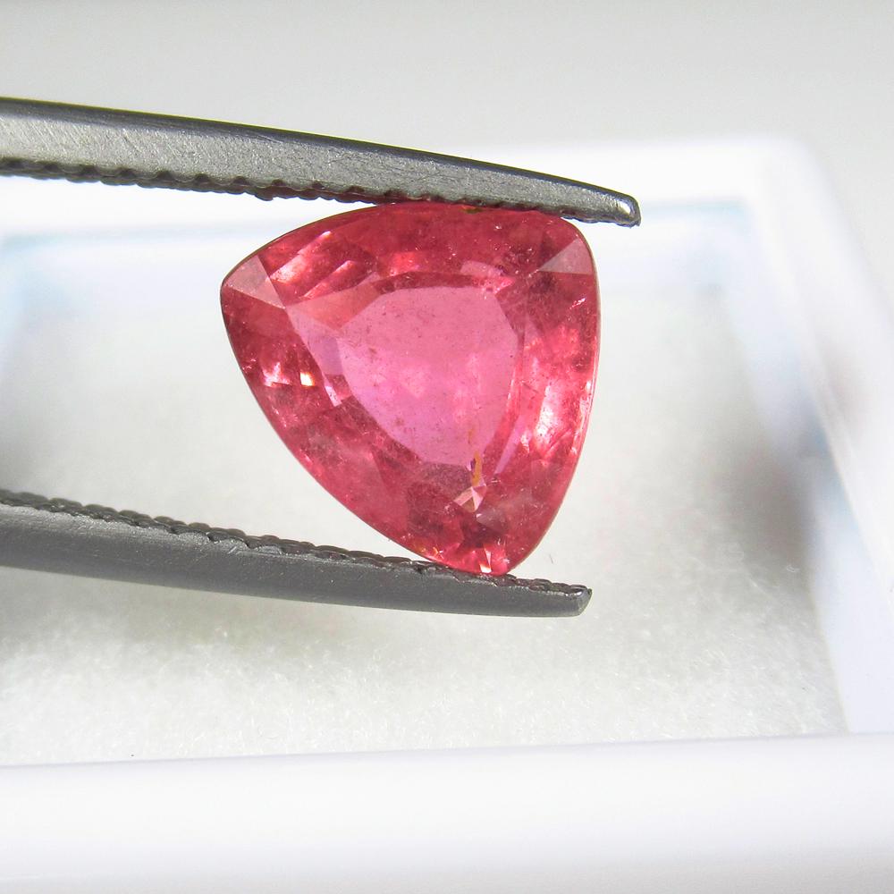 Natural Tourmaline - 2.28 Ct: No Reserve! Title: Natural Tourmaline - 2.28 Ct Origin: Mozambique Weight: 2.28 Size/Dimensions: 9.2 x 8.2 x 5 mm Additional Information: Pieces : 1 No's / Shape : Trillion Cut / Color : Pink / Clarit
