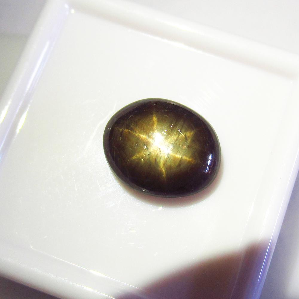 Natural Star Sapphire - 5.35 Ct: No Reserve! Title: Natural Star Sapphire - 5.35 Ct Origin: Sri Lanka Weight: 5.35 Size/Dimensions: 11.2 x 9 x 4.5 mm Additional Information: Pieces : 1 No's / Shape : Oval Cab / Color : Balck / Clarit