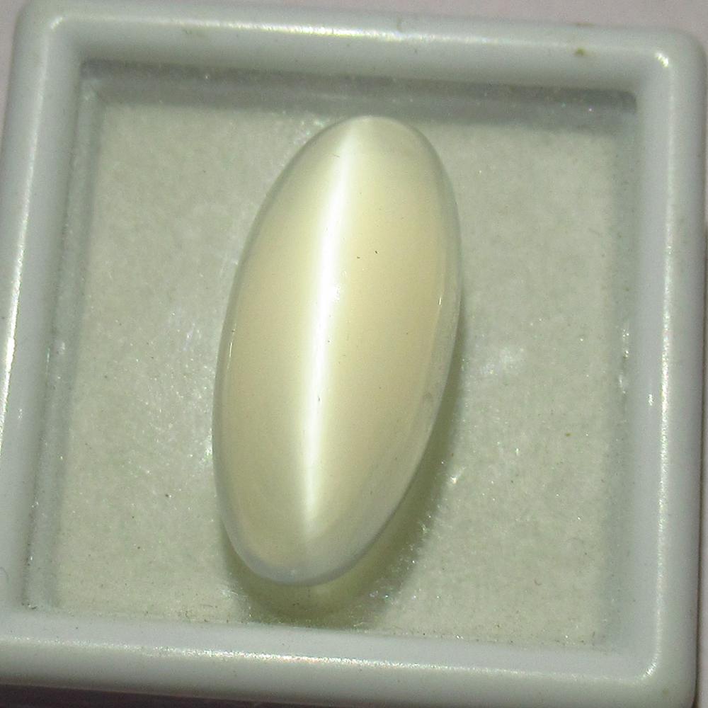 12.75 Ctw Natural Moonstone Oval Cab: No Reserve! Title: 12.75 Ctw Natural Moonstone Oval Cab Stone Clarity: Semi-Transparent Gemstones: Natural Moonstone Carat Weights: 12.75 Size/Dimensions: 19.60 x 9.00 x 9.40 mm Additional Information