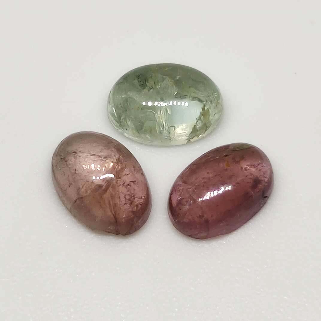 1.75 ct Natural Tourmaline Cab Lot: No Reserve! Title: 1.75 ct Natural Tourmaline Cab Lot Additional Information: Gemstones: Tourmaline Carat Weights: 1.75 ct Size/Dimensions: 4 X 6 mm Materials & Techniques: Tourmaline Shipping: Domest