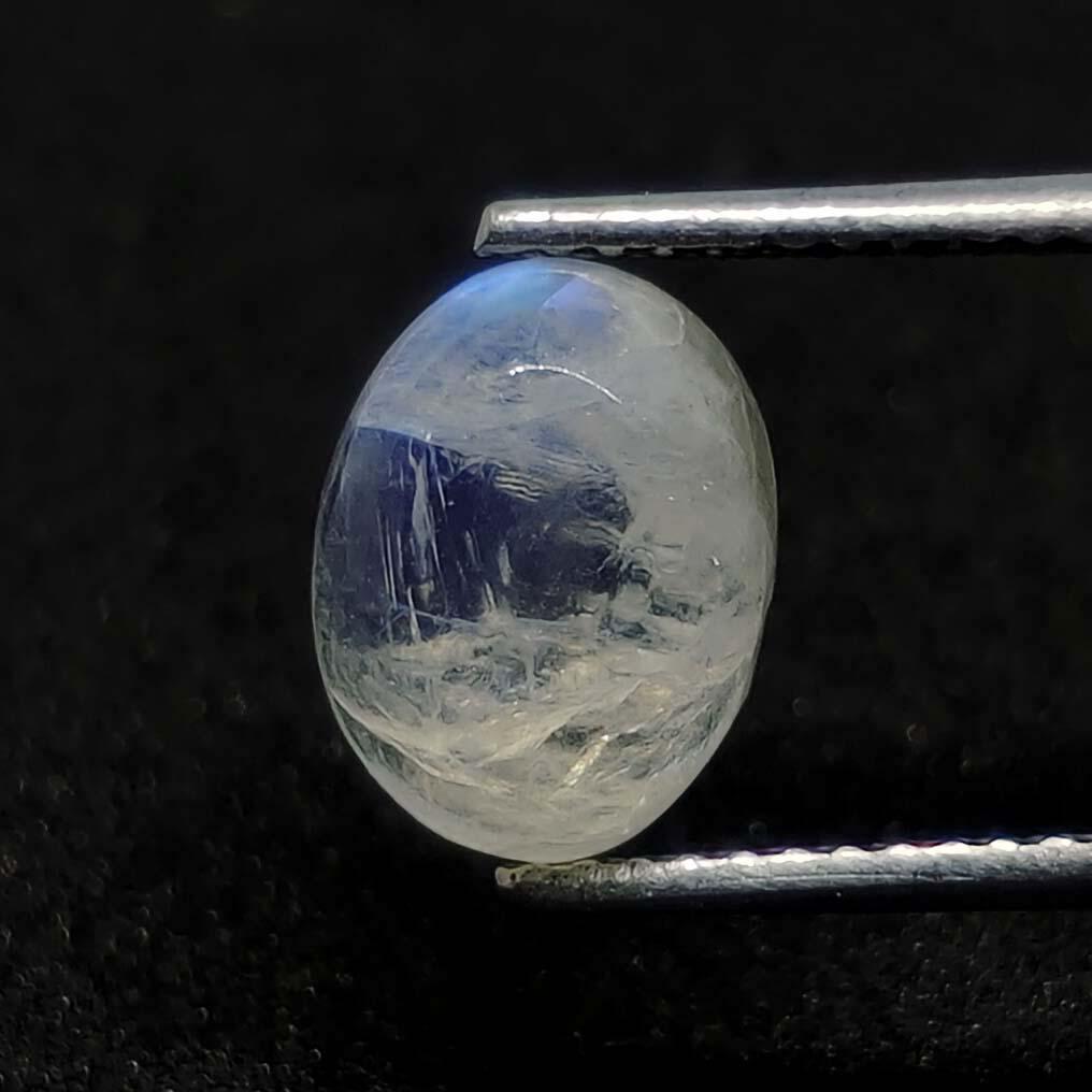 2 ct Natural White Rainbow Moonstone: No Reserve! Title: 2 ct Natural White Rainbow Moonstone Additional Information: Gemstones: Rainbow Moonstone Carat Weights: 2 ct Size/Dimensions:9 X 6 X 4 mm Origin : India Materials & Techniques: Moo