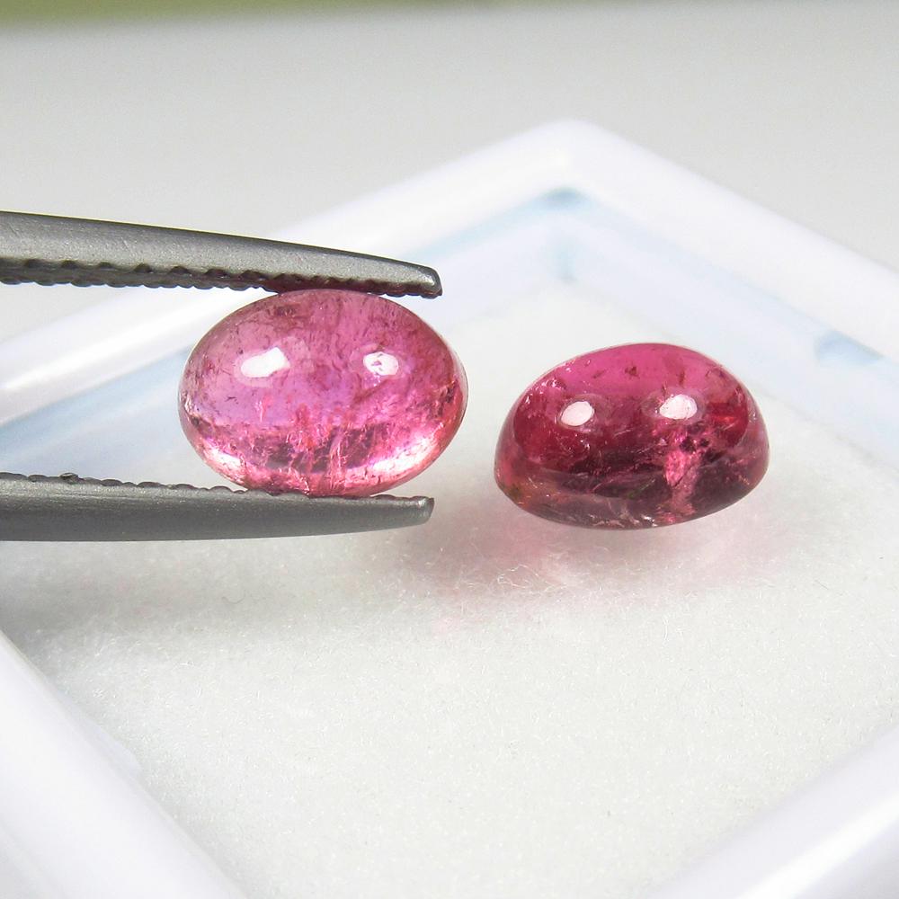 Natural Tourmaline - 2.16 Ct: No Reserve! Title: Natural Tourmaline - 2.16 Ct Origin: Mozambique Weight: 2.16 Size/Dimensions: 7.1 x 5 x 3 mm Additional Information: Pieces : 2 No's / Shape : Oval Cab / Color : Pink / Clarity : VV