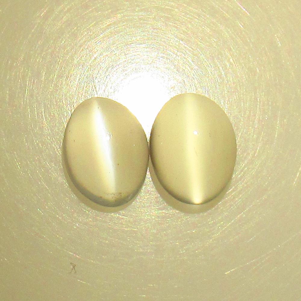 2.80 Ctw Natural Moonstone Oval Pair: No Reserve! Title: 2.80 Ctw Natural Moonstone Oval Pair Stone Clarity: Semi-Transparent Gemstones: Natural Moonstone Carat Weights: 2.8 Size/Dimensions: 8.00 x 6.20 x 4.50 mm / 2 Pc's Additional Infor