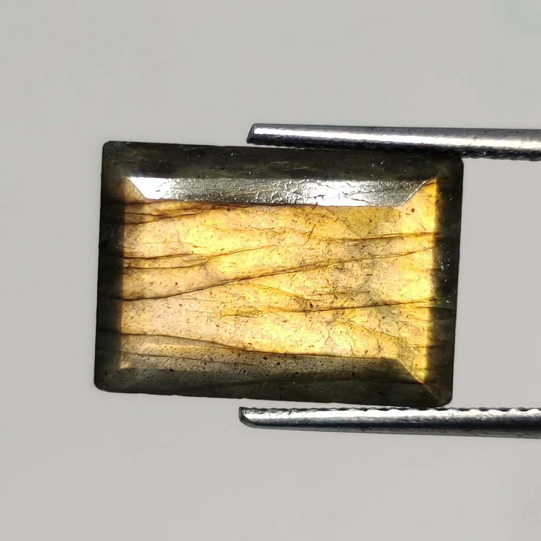 6.35 ct Natural Faceted Labradorite: No Reserve! Title: 6.35 ct Natural Faceted Labradorite Additional Information: Gemstones: Labradorite Carat Weights: 6.35 ct Size/Dimensions: 14 x 10 x 5 mm Origin : India Materials & Techniques: Labr