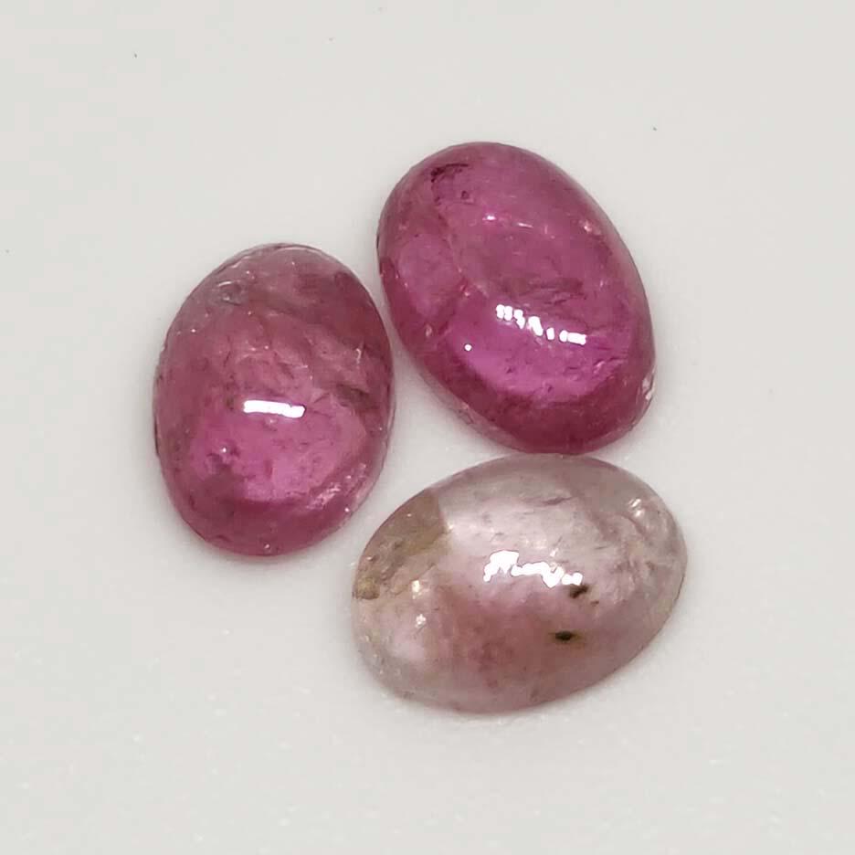 1.65 ct Natural Tourmaline Cab Lot: No Reserve! Title: 1.65 ct Natural Tourmaline Cab Lot Additional Information: Gemstones: Tourmaline Carat Weights: 1.65 ct Size/Dimensions: 4 x 6 mm Materials & Techniques: Tourmaline,Stone Shipping: 