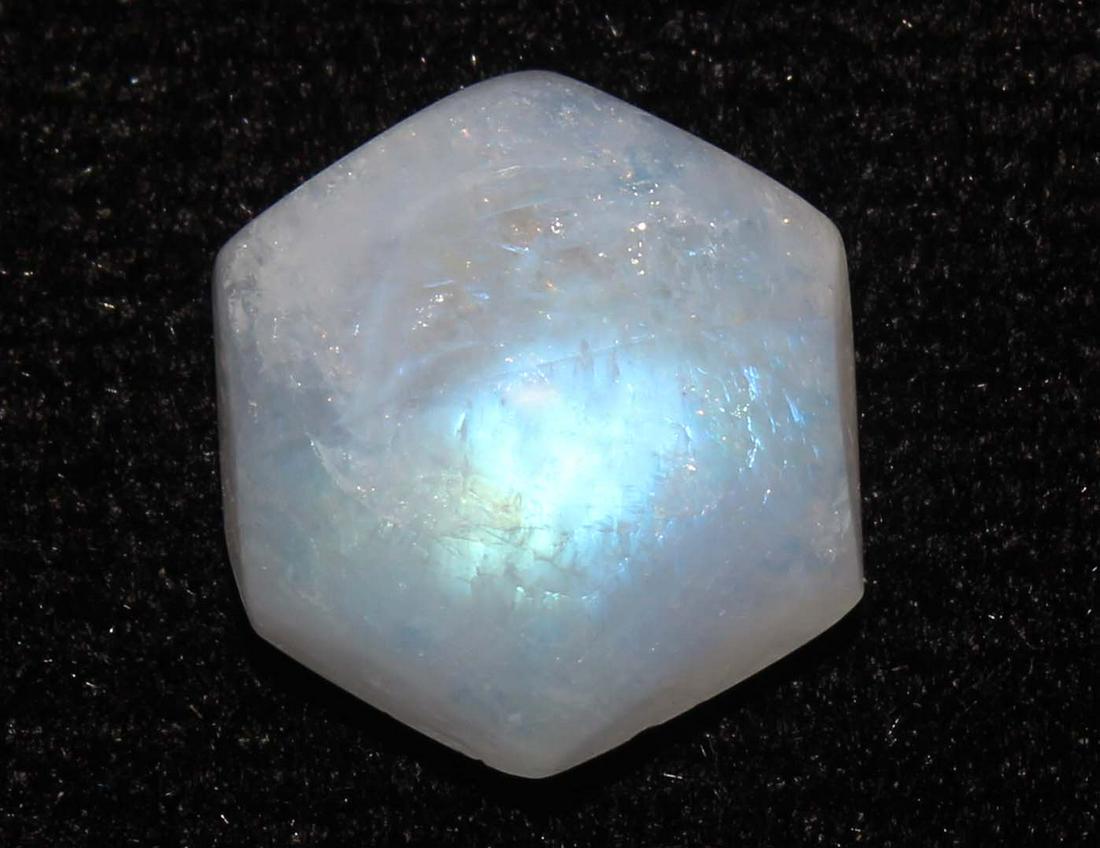 4.52 cts Natural Rainbow Moonstone: No Reserve! Title: 4.52 cts Natural Rainbow Moonstone Additional Information: Gemstone : Natural Rainbow Moonstone Shape and cut : Hexagon cabochon Weight : 4.52 carats Measurements : 10.38x10.13x5.14