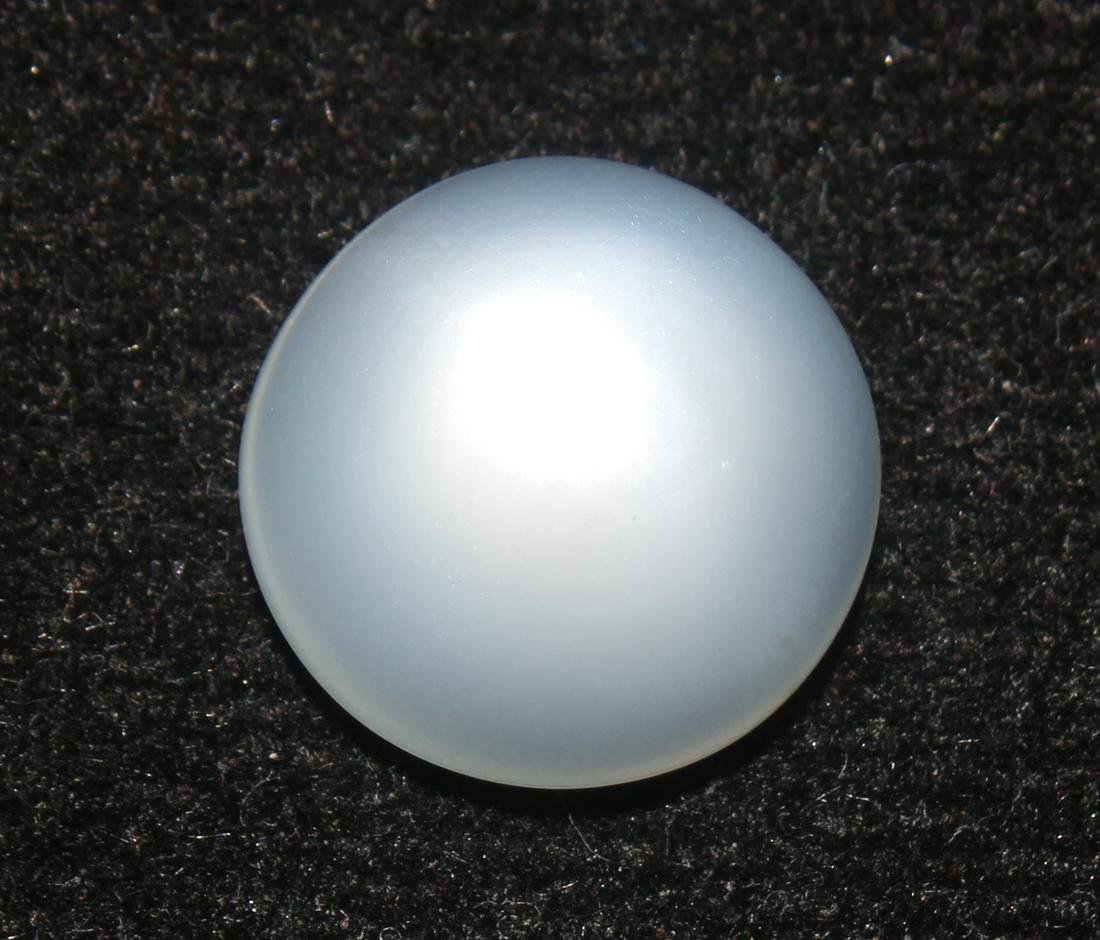 4.94 cts Natrual Moonstone: No Reserve! Title: 4.94 cts Natrual Moonstone Additional Information: Gemstone : Natural Moonstone Shape : Oval Cabochan Weight : 4.94 Carats Measurements : 11.49x11.45x5.25 mm Color : White Transpran