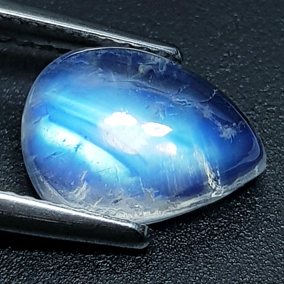 4.03 Ctz Natural Royal Blue MOONSTONE: No Reserve! Title: 4.03 Ctz Natural Royal Blue MOONSTONE Color/Clarity: Royal Blue / Transparant Gemstone: Moonstone Carat Weight: 4.03 Size/Dimensions: 12.00 x 9.00 x 5.10 Additional Information: Pea