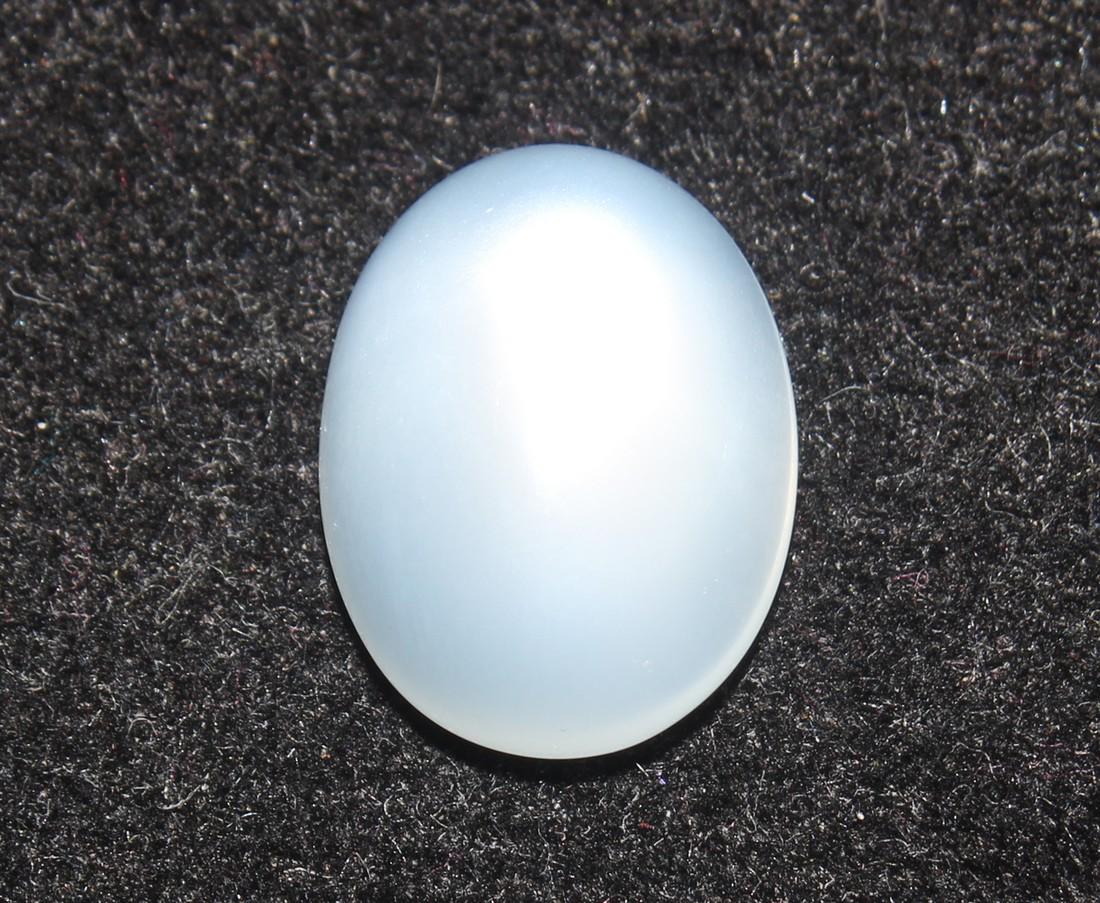 4.27 cts Natrual Moonstone: No Reserve! Title: 4.27 cts Natrual Moonstone Additional Information: Gemstone : Natural Moonstone Shape : Oval Cabochan Weight : 4.27 Carats Measurements : 12.24x9.35x5.24 mm Color : White Transpranc
