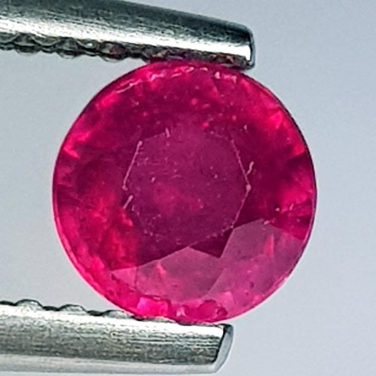 0.95 Ctz Top Quality Pinkish Red Natural Ruby: No Reserve! Title: 0.95 Ctz Top Quality Pinkish Red Natural Ruby Color/Clarity: Pinkish Red / VVS/VS Gemstone: Ruby Carat Weight: 0.95 Size/Dimensions: 5.20 x 5.20 x 3.70 Additional Information: Burma