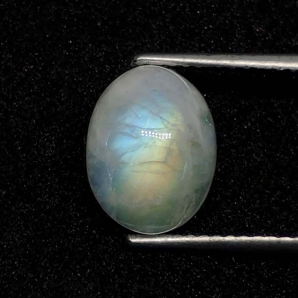 3.25 ct Natural White Rainbow Moonstone: No Reserve! Title: 3.25 ct Natural White Rainbow Moonstone Additional Information: Gemstones: Rainbow Moonstone Carat Weights: 3.25 ct Size/Dimensions:10 X 8 X 5 mm Origin : India Materials & Techniqu