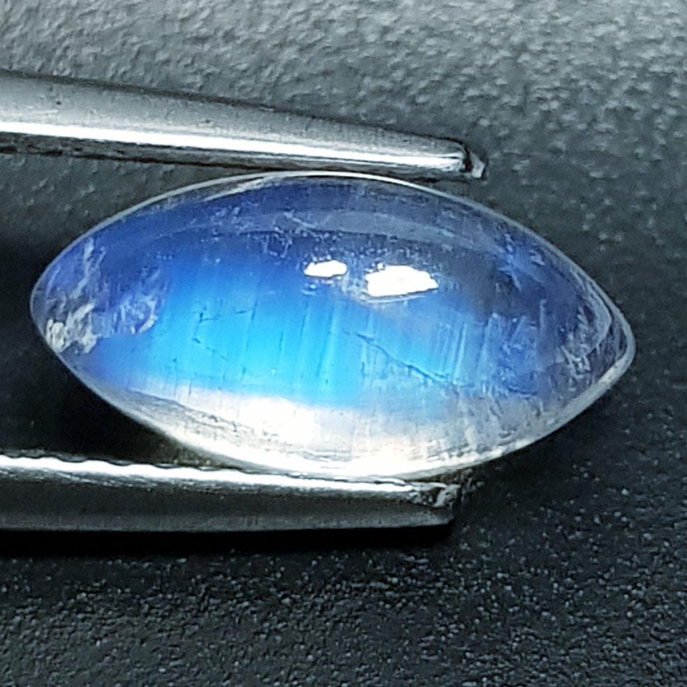 2.45 Ctz Natural Royal Blue MOONSTONE: No Reserve! Title: 2.45 Ctz Natural Royal Blue MOONSTONE Color/Clarity: Royal Blue / Transparant Gemstone: Moonstone Carat Weight: 2.45 Size/Dimensions: 11.50 x 6.00 x 4.80 Additional Information: Mar