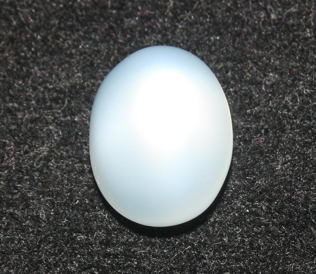 5.62 cts Natrual Moonstone: No Reserve! Title: 5.62 cts Natrual Moonstone Additional Information: Gemstone : Natural Moonstone Shape : Oval Cabochan Weight : 5.62 Carats Measurements : 11.88x9.41x6.77 mm Color : White Transpranc