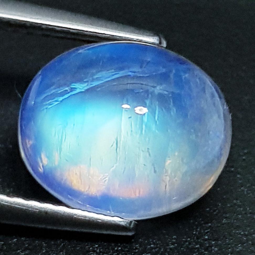 6.30 Ctz Natural Royal Blue MOONSTONE: No Reserve! Title: 6.30 Ctz Natural Royal Blue MOONSTONE Color/Clarity: Royal Blue / Transparant Gemstone: Moonstone Carat Weight: 6.3 Size/Dimensions: 12.00 x 10.00 x 7.00 Additional Information: Ova