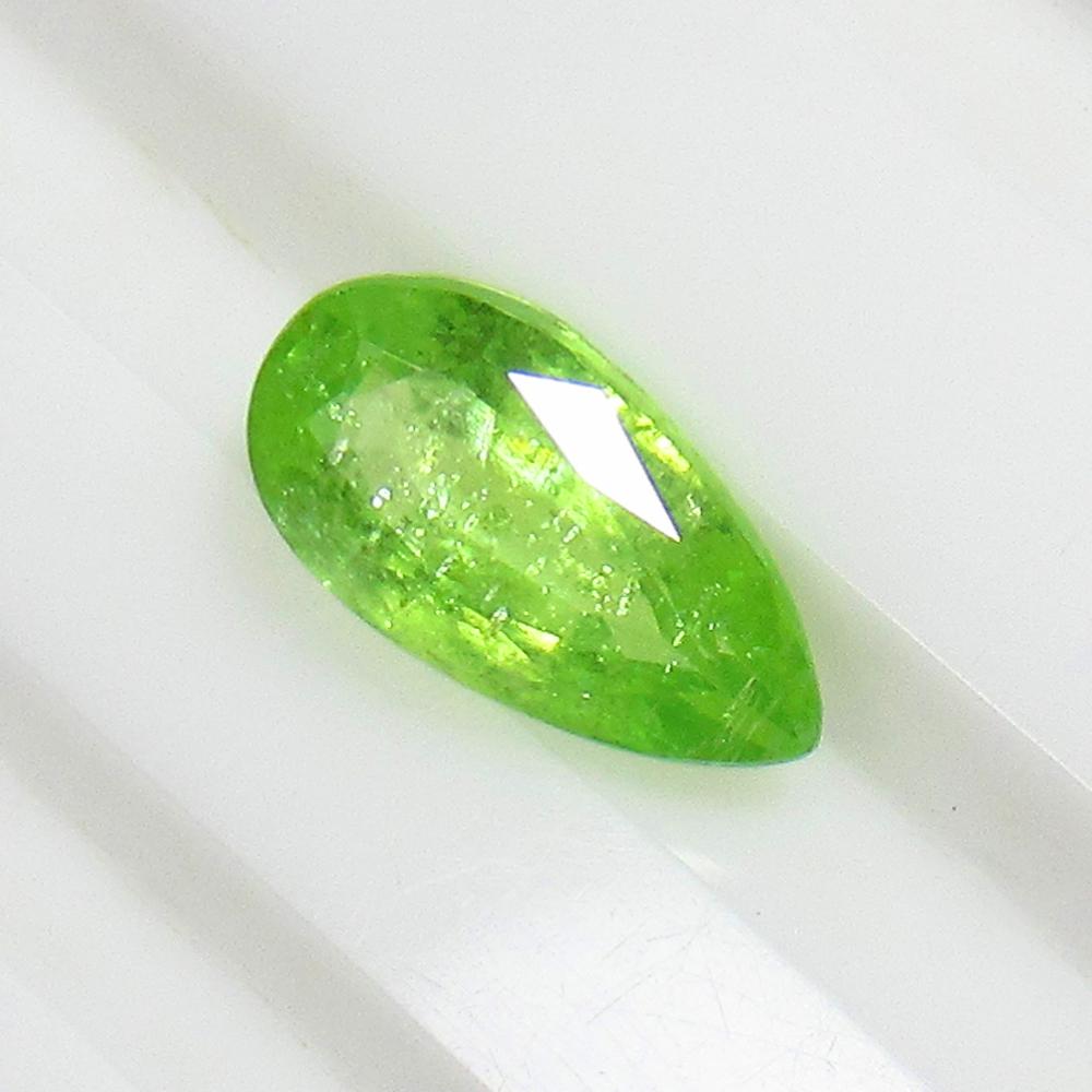1.60 Ctw Natural Tsavorite Kyanite Pear Cut: No Reserve! Title: 1.60 Ctw Natural Tsavorite Kyanite Pear Cut Stone Clarity: VVS Gemstones: Natural Kyanite Carat Weights: 1.6 Size/Dimensions: 10.00 x 5.30 x 3.80 mm Additional Information: Very Goo