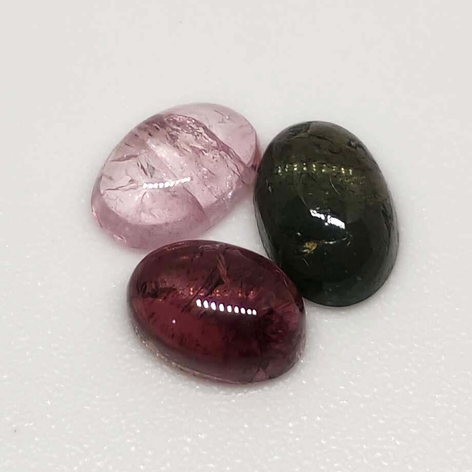 1.70 ct Natural Tourmaline Cab Lot: No Reserve! Title: 1.70 ct Natural Tourmaline Cab Lot Additional Information: Gemstones: Tourmaline Carat Weights: 1.70 ct Size/Dimensions: 4 x 6 mm Materials & Techniques: Tourmaline,Stone Shipping: 
