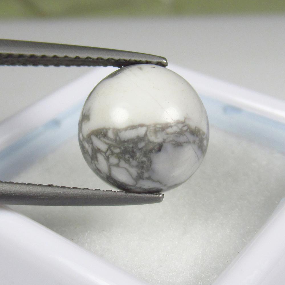 Natural Howlite Beads - 8.15 Ct: No Reserve! Title: Natural Howlite Beads - 8.15 Ct Origin: Africa Weight: 8.15 Size/Dimensions: 10.5 x 10.5 mm Additional Information: Pieces : 1 No's / Shape : Round Drilled / Color : White / Clarity
