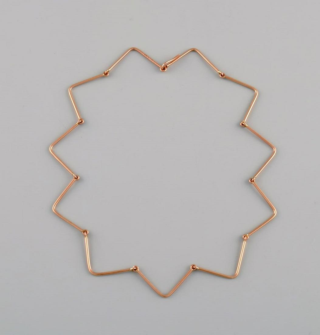 Bent Knudsen (1924-1996), Denmark. Modernist necklace in 14 carat gold. 1960s / 70s.: Bent Knudsen (1924-1996), Denmark. Modernist necklace in 14 carat gold. 1960s / 70s. Total length: 37 cm. Chain width: 2 mm. Weight: 14 grams. In excellent condition. Stamped. Reserve: $1,288.00 Shipp