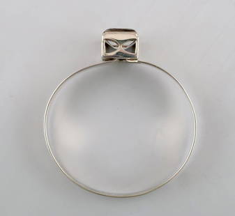 ÅKE LINDSTRÖM modernist bracelet in sterling silver with mountain crystal.: Ã…KE LINDSTRÃ–M modernist bracelet in sterling silver with mountain crystal. Bengt Hallberg Guldsmeds AB, Stockholm 1974. Diameter: 60 mm, weight: 24 grams. In perfect condition. Reserve: $180.0