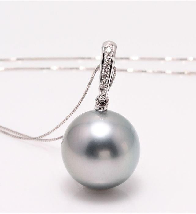 14 kt. White Gold - 12x13mm Round Tahitian Pearl - Necklace with pendant - 0.04 ct: Title: 14 kt. White Gold - 12x13mm Round Tahitian Pearl - Necklace with pendant - 0.04 ct Description: Emerging from the tropical lagoons of French Polynesia, this Tahitian pearl has a natural beautif