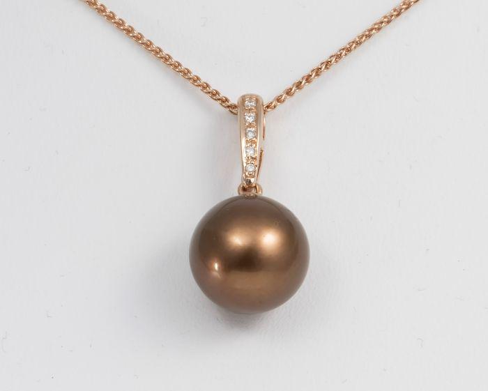 11.5mm Round Chocolate Tahitian Pearl - 14 kt. Pink gold - Necklace with pendant - 0.04 ct: Title: 11.5mm Round Chocolate Tahitian Pearl - 14 kt. Pink gold - Necklace with pendant - 0.04 ct Description: Emerging from the tropical lagoons of French Polynesia, this pearl has a beautiful chocol