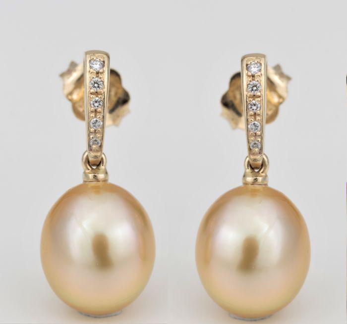 10x11mm Golden South Sea Pearls - 14 kt. Yellow gold - Earrings - 0.08 ct: Title: 10x11mm Golden South Sea Pearls - 14 kt. Yellow gold - Earrings - 0.08 ct Description: Produced by the gold-lipped Pinctada Maxima Oyster in the warm waters of Australia to Indonesia, these pea
