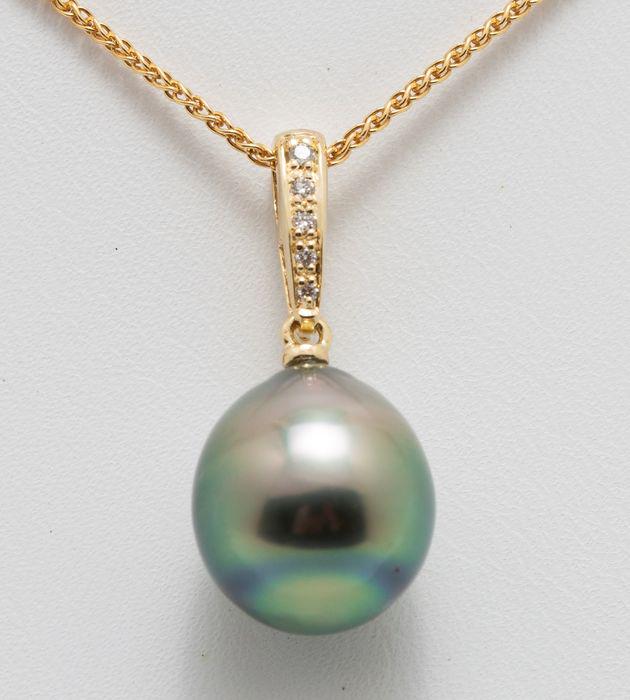 11x12mm Peacock Tahitian Pearl Drop - 14 kt. Yellow gold - Necklace with pendant - 0.04 ct: Title: 11x12mm Peacock Tahitian Pearl Drop - 14 kt. Yellow gold - Necklace with pendant - 0.04 ct Description: Emerging from the tropical lagoons of French Polynesia, this Tahitian pearl has been hand