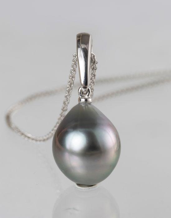 11x12mm Silvery Peacock Tahitian Pearl Drop - 14 kt. White gold - Necklace with pendant: Title: 11x12mm Silvery Peacock Tahitian Pearl Drop - 14 kt. White gold - Necklace with pendant Description: Emerging from the tropical lagoons of French Polynesia, this Tahitian pearl has been hand se