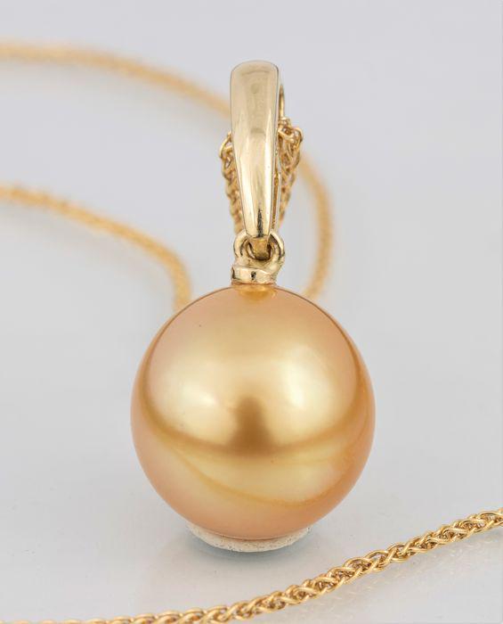 12x13mm Deep Golden South Sea Pearl - 14 kt. Yellow gold - Necklace with pendant: Title: 12x13mm Deep Golden South Sea Pearl - 14 kt. Yellow gold - Necklace with pendant Description: Emerging from the warm oceans of Australia to Indonesia, this pearl has been selected for its natur