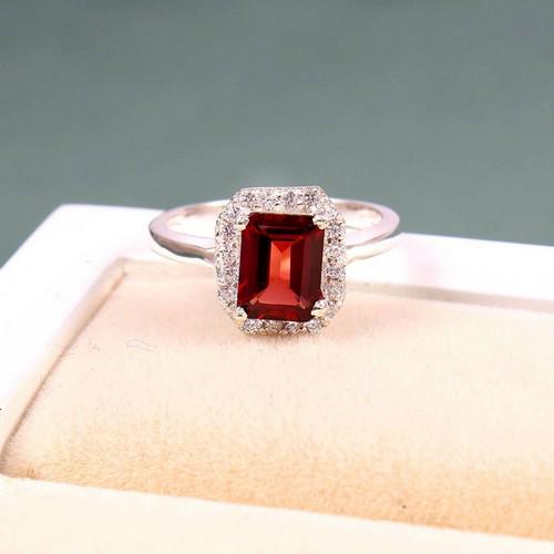 Natural Garnet 925 Sterling Silver Anniversary Gift Ring: Title: Natural Garnet 925 Sterling Silver Anniversary Gift Ring Description: Center Gemstone : Natural Garnet Gemstone Weight : 1.1 Carat Approx. Access stone : Cubic zirconia Material : Natural Gemst
