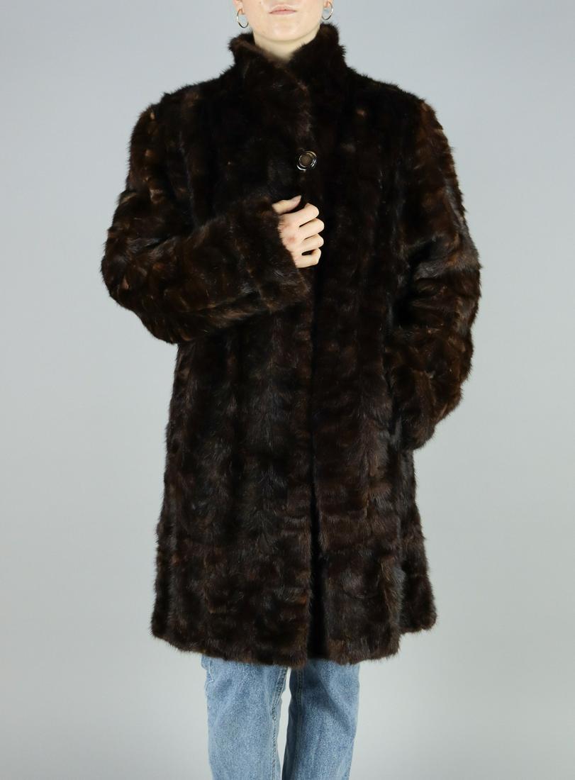 BROWN MINK FUR COAT - US 22 - EU 2XL: Title: BROWN MINK FUR COAT - US 22 - EU 2XL Aproximate size- EU: 2XL; US: 22 : Important details: Length: 95cm/37.4in -Shoulders width:49cm/19.29in -Sleeve Length:65cm/25.59in -Bust size ( pit to pit